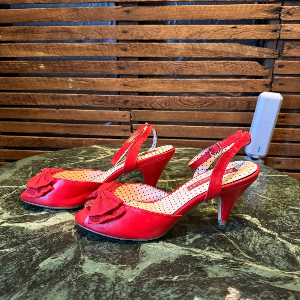 Darling pair of retro heels with bow and ankle strap - Picture 1 of 10